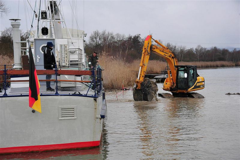 95641319-kuestenwachenboot-auf-grund-gelaufen.jpg